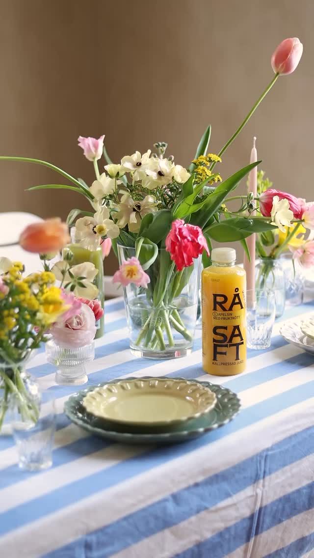 CONTENTLY 💛 FRUKOSTEVENT! Igår hade Contently sin numera årliga vårfrukost! Och SOM vi har längtat efter denna morgon! Allt från matkreatörer till företag i livsmedel- och restaurangbranschen möttes över en mumsig frukost i en färgsprakande miljö, minglade runt, delade erfarenheter, kunskap och inspiration! 🌷 Och som inte det vore nog så stod även @bergstrandskafferosteri och förgyllde allas morgon med en espressobar & bjöd på deras fantastiska kaffe! ☕️ Vi på Contently höll också en presentation om SEO i sociala medier, som blev ett SÅ lyckat inslag där alla engagerade sig, ställde frågor och delade med sig av sina insikter och erfarenheter 🌟 En fullproppad morgon som vi kommer leva LÄNGE på! 🫶🏽 Vi vill rikta ett STORT tack till alla fantastiska sponsorer som gjorde denna ljuvliga morgon möjlig! 💛 🔹 @mrcake 🔹 @buncherybyblomrum 🔹 @potteryjo 🔹 @rasaftsverige 🔹 @besproud Och ett STORT tack till alla fantastiska människor som kom till frukosten och bidrog till en fantastisk morgon! 🫶🏽 Nu laddar vi om, tar lite påskledigt och spinner vidare på idén vad vi kan göra för kul i höst 😏 #contentbyrå #contentkreatör #matkreatör #socialamedier