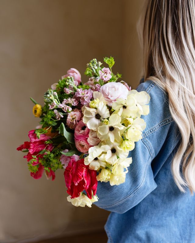 Det är ju fantastiskt att få hålla i event! 🌷💛 Samla goa & glada människor kring mat och härliga samtalsämnen. Fylla ett helt rum där man nästan kan ta på den positiva energin och inspirationen som sprids mellan alla 🫶🏽 Och det var precis det vi fick göra i förra veckan! 🥹 Vi bjöd in sponsorer som ville få sina produkter synliga i ett färgglatt sammanhang samtidigt som vi bjöd in människor inom mat- och marknadsföringsbranschen. Ett SÅ lyckat koncept och som vi hoppas få göra mer av framöver! 😍